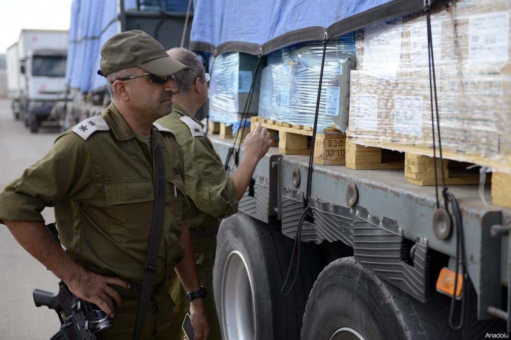 File photo of Israeli soldiers inspecting the cargo of a humanitarian aid lorry last week at the Erez border crossing